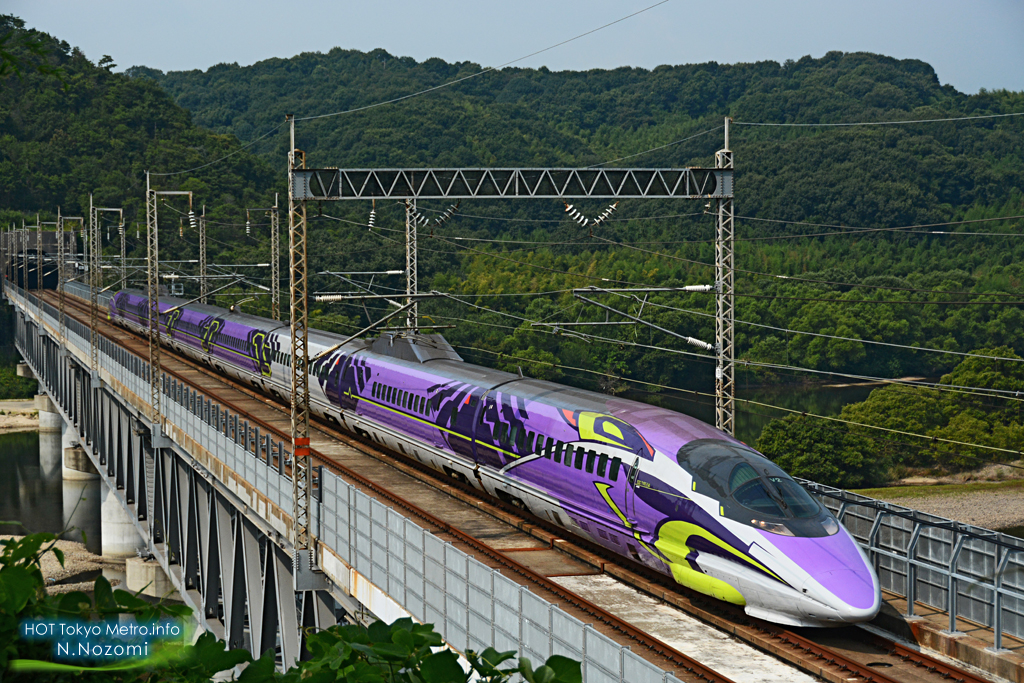 緑に囲まれて快走する500 Type EVA