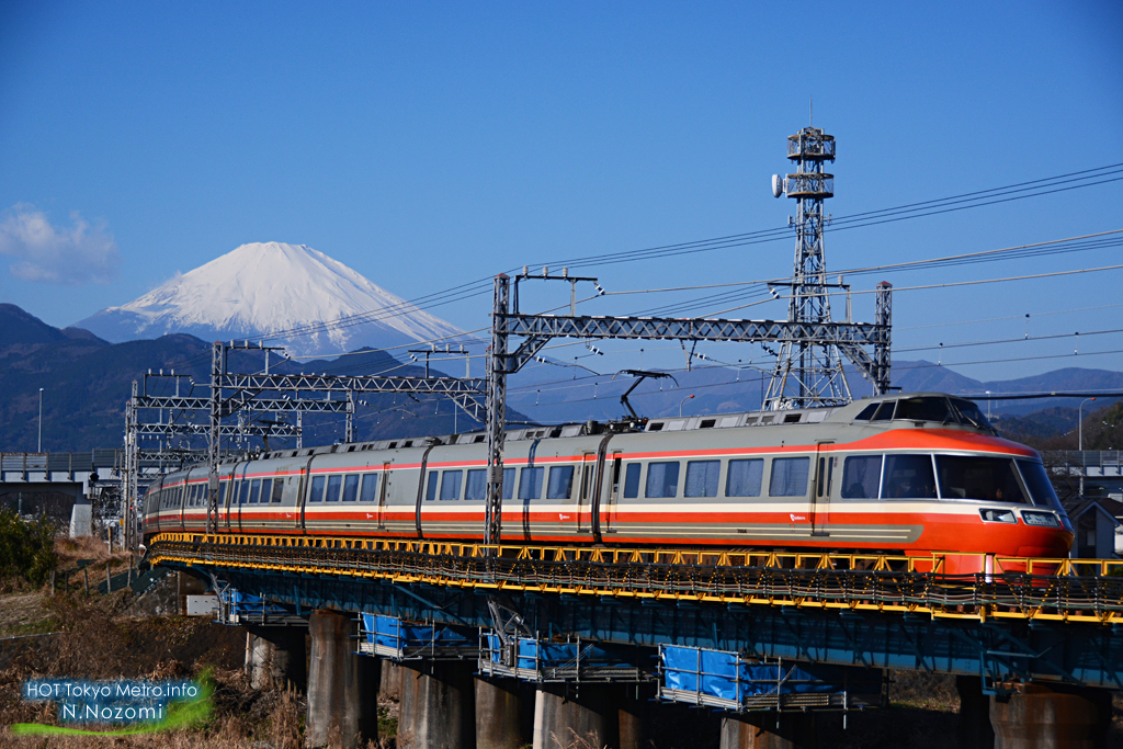 澄んだ青空と雪化粧した富士山をバックにロマンスカーを撮影