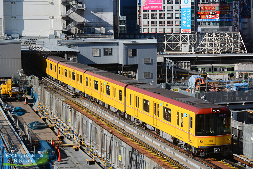 冬の青空の下、渋谷に銀座線のくまモン出没