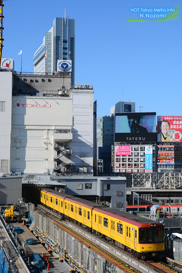 冬の青空の下、渋谷に銀座線のくまモン出没