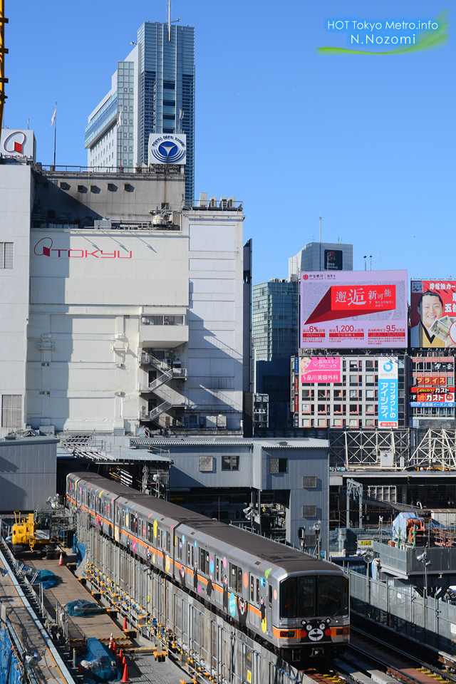 冬の青空の下、渋谷に銀座線のくまモン出没