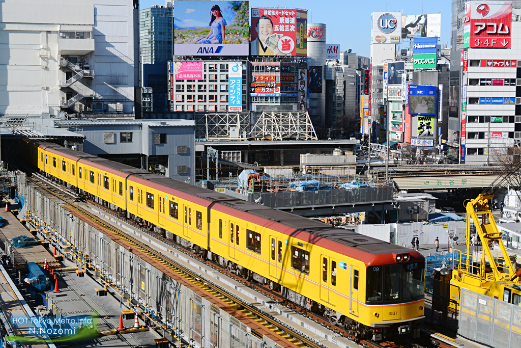 冬の青空の下、渋谷に銀座線のくまモン出没