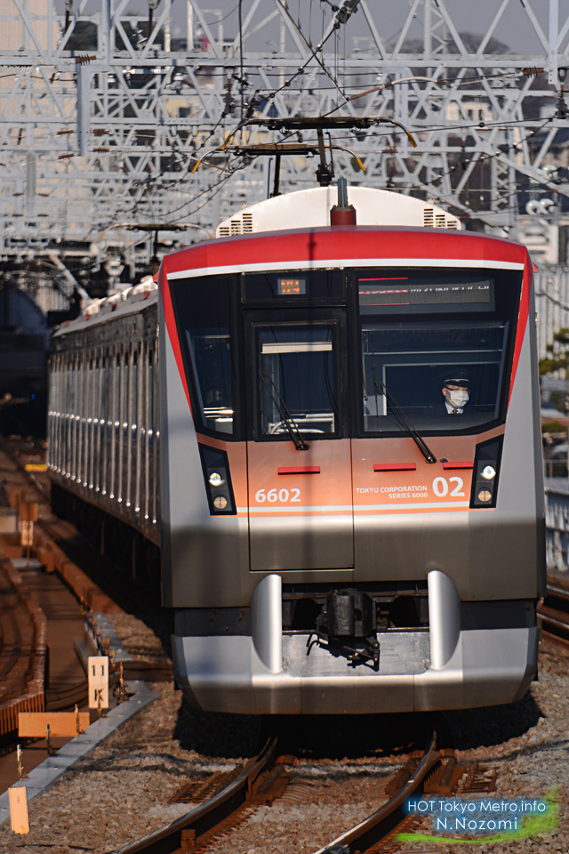 冬の夕陽を浴びる半直車両を撮影