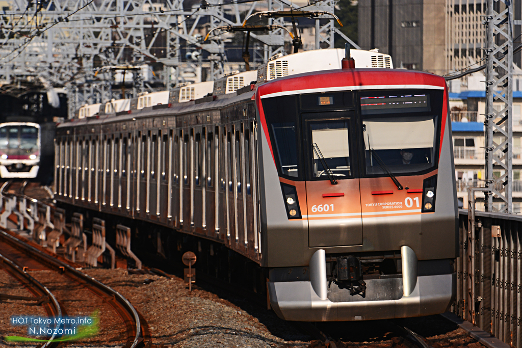 冬の夕陽を浴びる半直車両を撮影