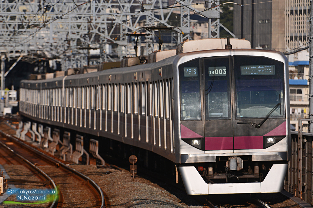 冬の夕陽を浴びる半直車両を撮影