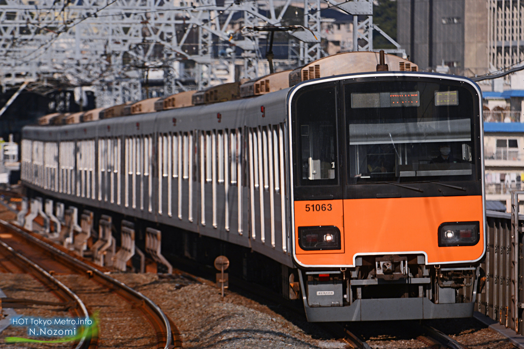 冬の夕陽を浴びる半直車両を撮影