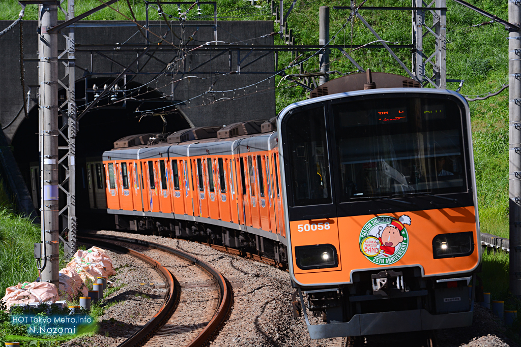 hot tokyo metro info blog 緑に囲まれた たまプラでクレヨンしんちゃんトレインを撮影