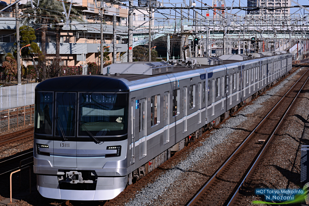 冬のギラギラ光線を浴びる日比直車両を撮影