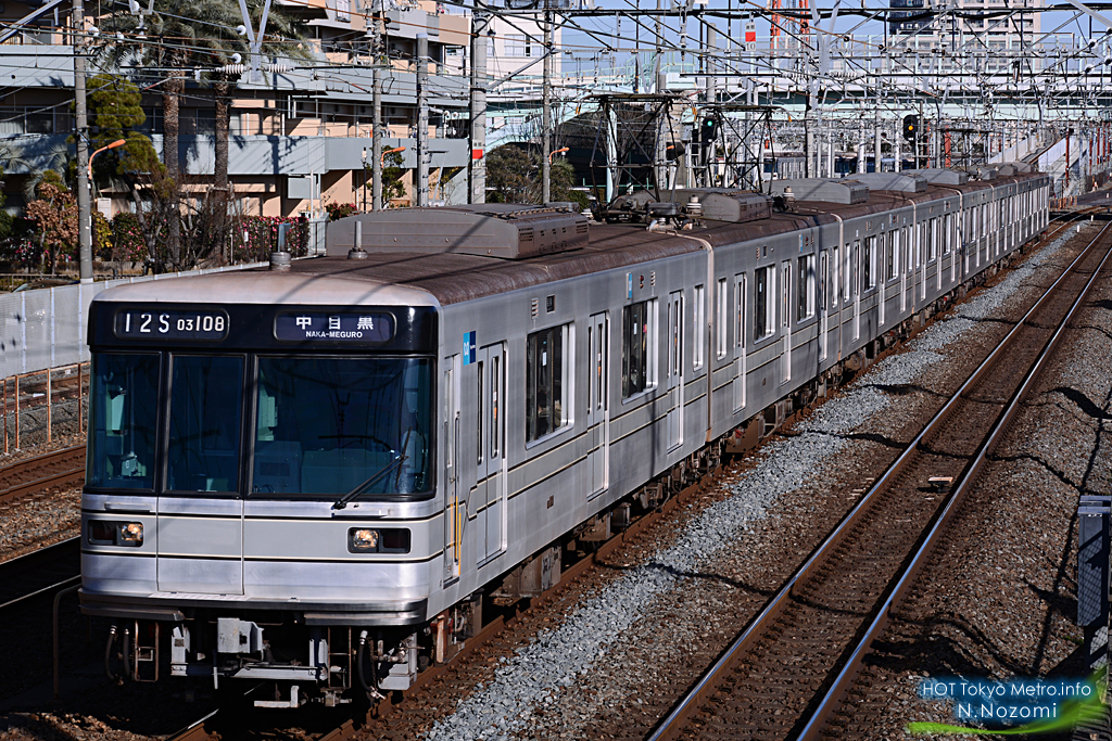 冬のギラギラ光線を浴びる日比直車両を撮影