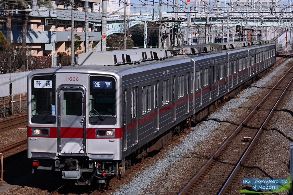 冬のギラギラ光線を浴びる日比直車両を撮影