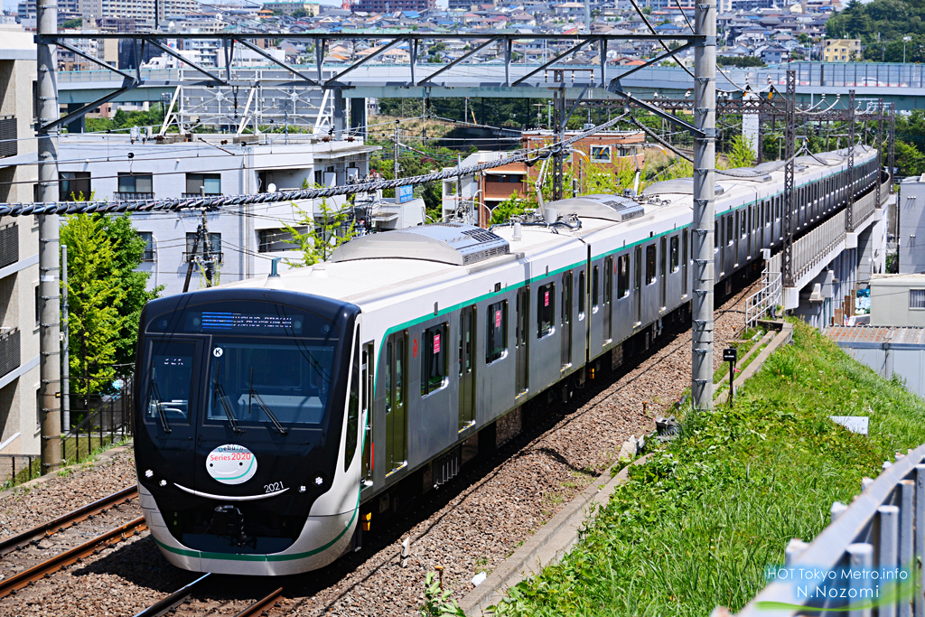 カラフルな住宅街の谷間を駆け抜ける田園都市線のニューフェイス