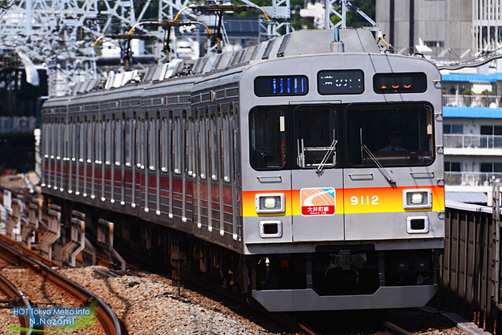 多摩川を渡る東急の新旧車両たち