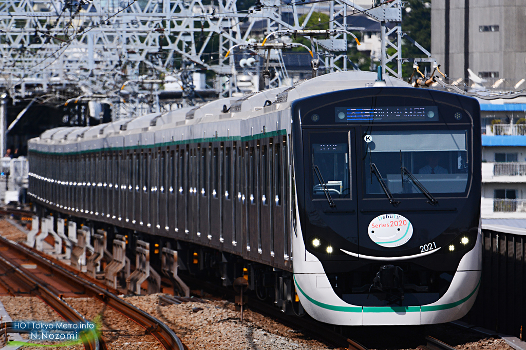 多摩川を渡る東急の新旧車両たち