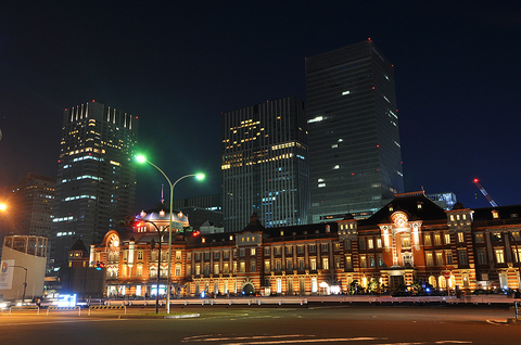 復原された東京駅　　高層ビルをバックに・・・