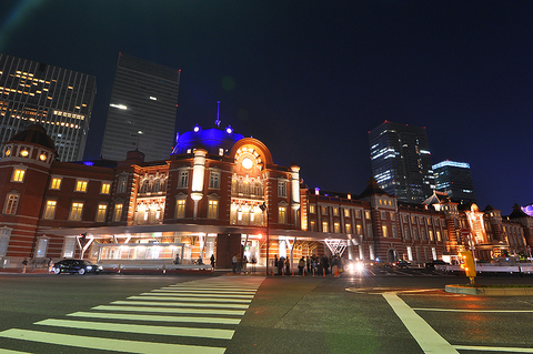 復原された東京駅　　高層ビルをバックに・・・