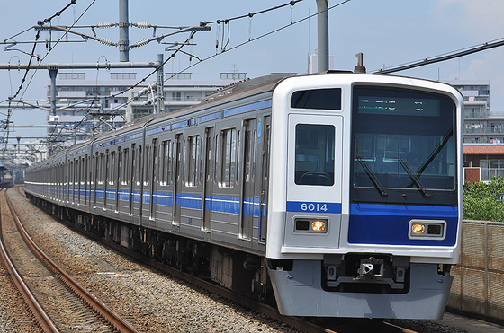 どの車両も格好良く撮れる西武の名撮影地へ・・・