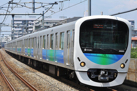 どの車両も格好良く撮れる西武の名撮影地へ・・・