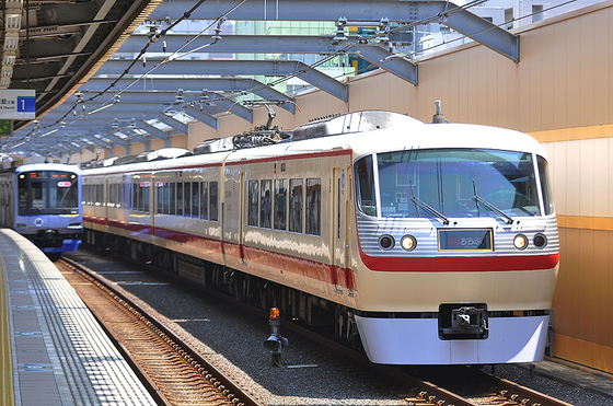 どの車両も格好良く撮れる西武の名撮影地へ・・・