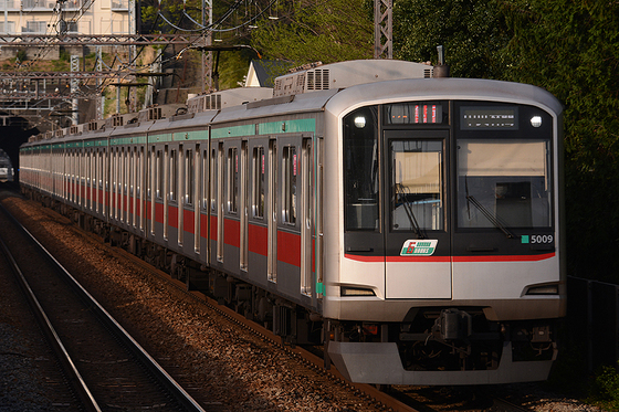 エロ光線を浴びて最後の活躍を見せる半蔵門線8000系　チョッパ車