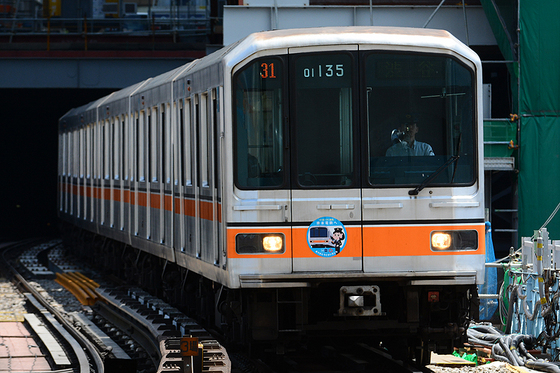 熊本に旅立つ01系を見送る銀座線の仲間たちを撮る