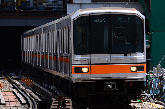 熊本に旅立つ01系を見送る銀座線の仲間たちを撮る