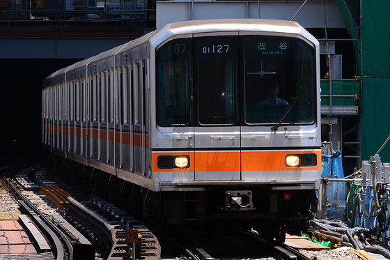 熊本に旅立つ01系を見送る銀座線の仲間たちを撮る