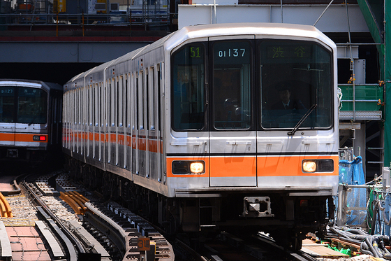 熊本に旅立つ01系を見送る銀座線の仲間たちを撮る