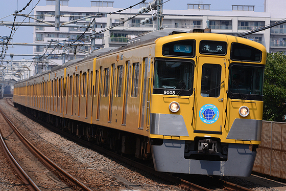 高架の上を軽快に駆け抜ける西武のネタ列車たち