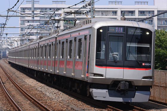 高架の上を軽快に駆け抜ける西武のネタ列車たち