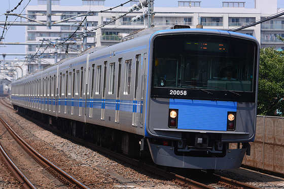 高架の上を軽快に駆け抜ける西武のネタ列車たち