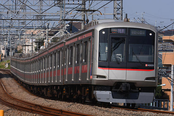 飽きずに撮り鉄　西所沢でいろいろなラッピング電車に遭遇