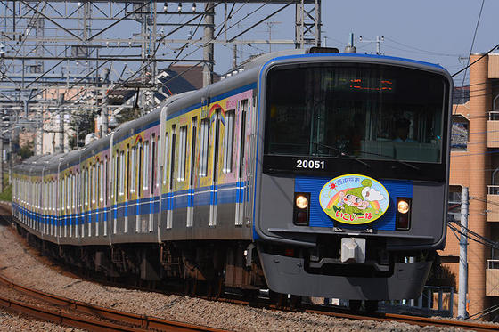 飽きずに撮り鉄　西所沢でいろいろなラッピング電車に遭遇