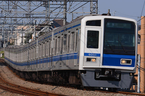 飽きずに撮り鉄　西所沢でいろいろなラッピング電車に遭遇