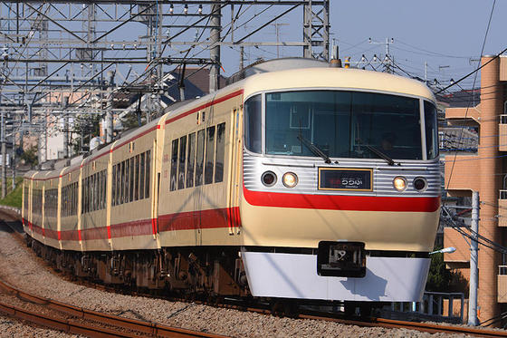 飽きずに撮り鉄　西所沢でいろいろなラッピング電車に遭遇