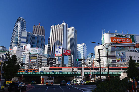青空と新宿の高層ビルをバックに集まる車両たち