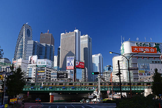 青空と新宿の高層ビルをバックに集まる車両たち