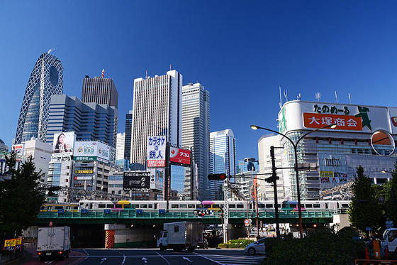 青空と新宿の高層ビルをバックに集まる車両たち