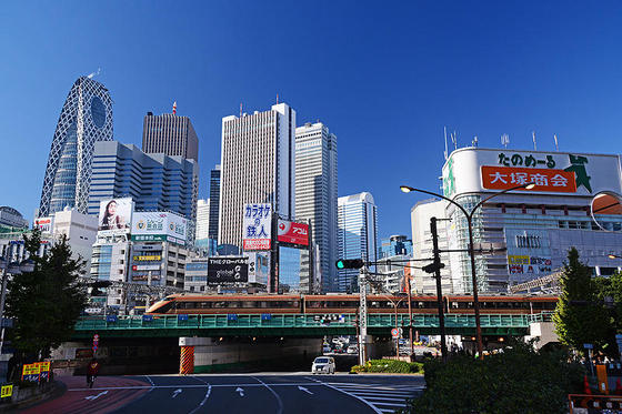 青空と新宿の高層ビルをバックに集まる車両たち