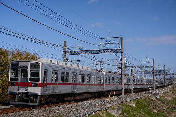 青空の下で東上線を撮る