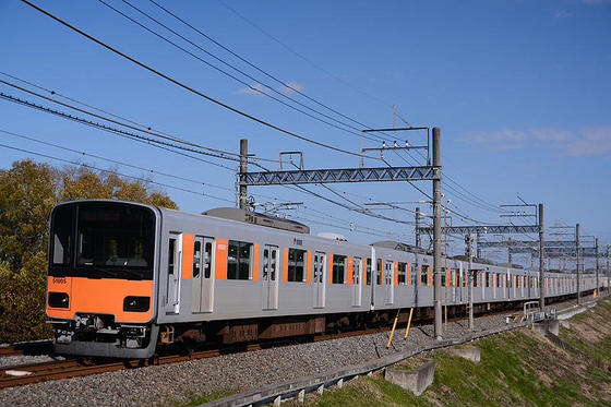 青空の下で東上線を撮る