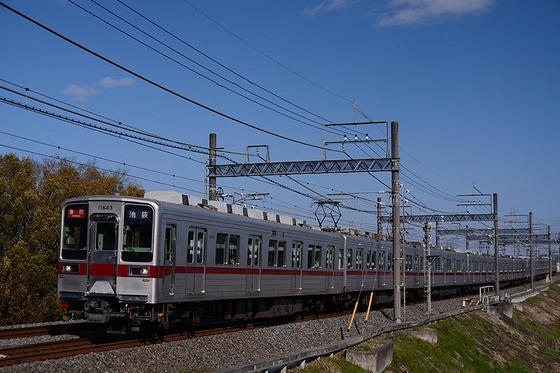 青空の下で東上線を撮る