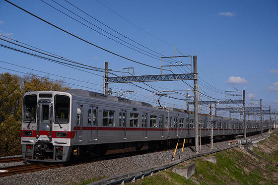 青空の下で東上線を撮る