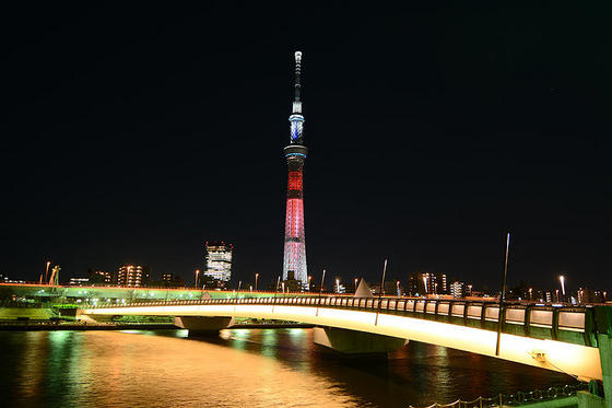 桜橋でスターウォーズカラーのスカイツリーを撮る