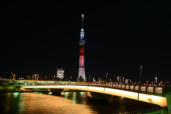 桜橋でスターウォーズカラーのスカイツリーを撮る