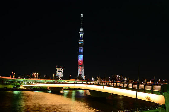 桜橋でスターウォーズカラーのスカイツリーを撮る