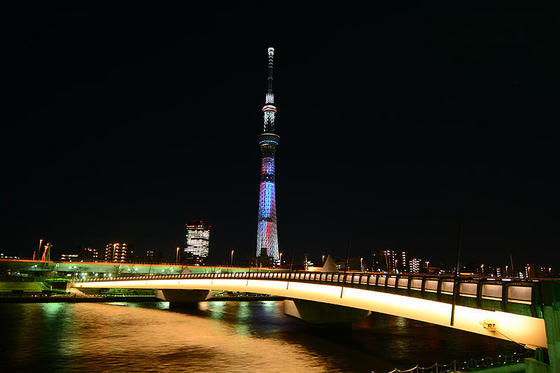 桜橋でスターウォーズカラーのスカイツリーを撮る