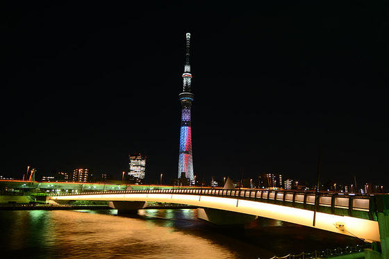 桜橋でスターウォーズカラーのスカイツリーを撮る