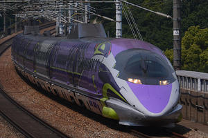 まるで忍者？　山の中を駆け抜ける500 type EVA