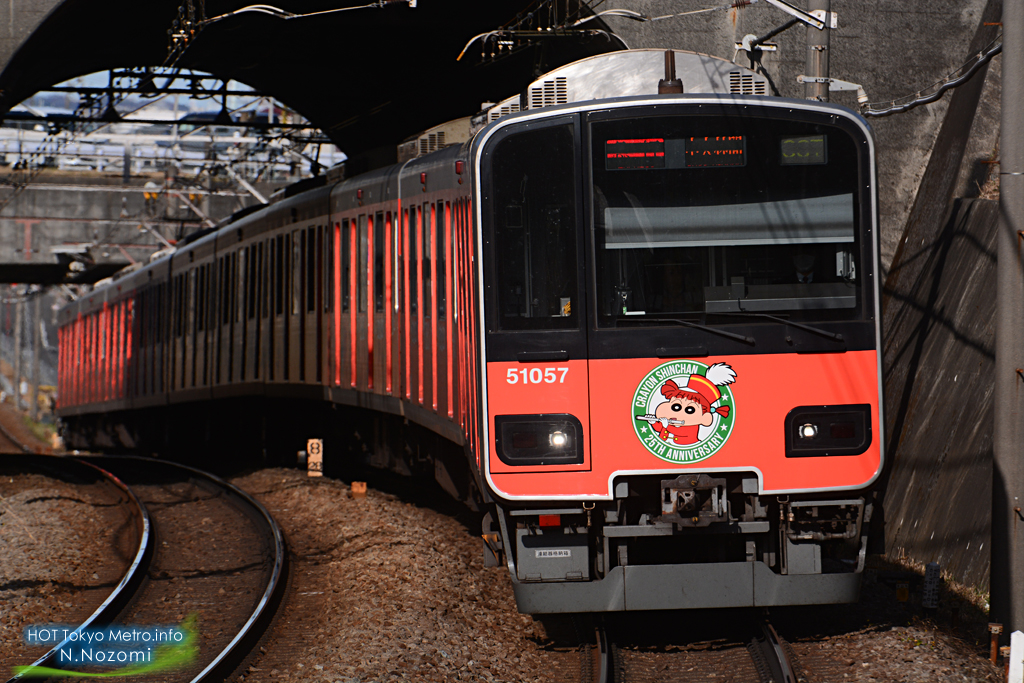 hot tokyo metro info topics 東武 クレヨンしんちゃん25周年記念ラッピング