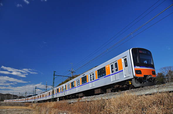 青空の下、快走する東武50090系！